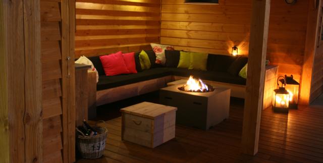 Houten veranda met loungehoek en sfeerverlichting