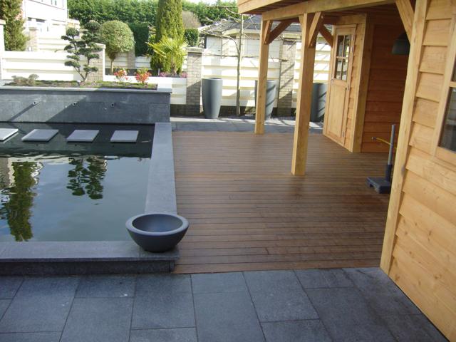 Tuin met veranda, strakke vijver en stapstenen