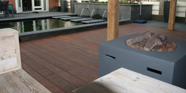 Moderne vijver met hardhouten vlonder en stapstenen