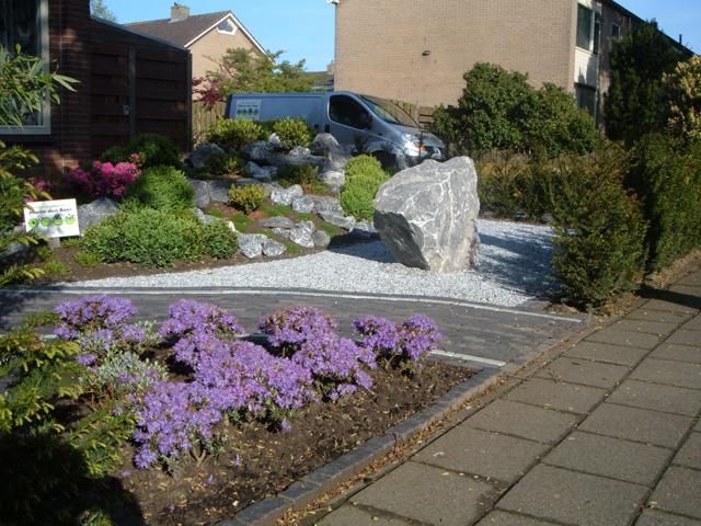 Voortuin met rotspartij en siergrind