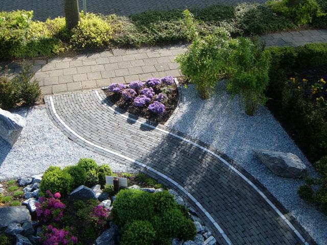 Voortuin met siergrind en natuursteen