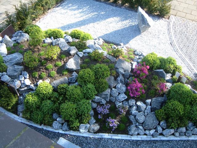 Rotstuin met hortensia's en siergrind
